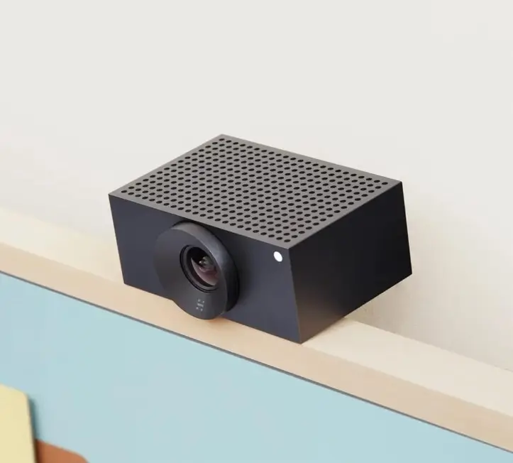 Huddly Cámara de videoconferencia L1 que muestra el producto en una pared